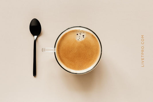 Taza de café con colágeno hidrolizado, una forma práctica de consumir colágeno marino diariamente