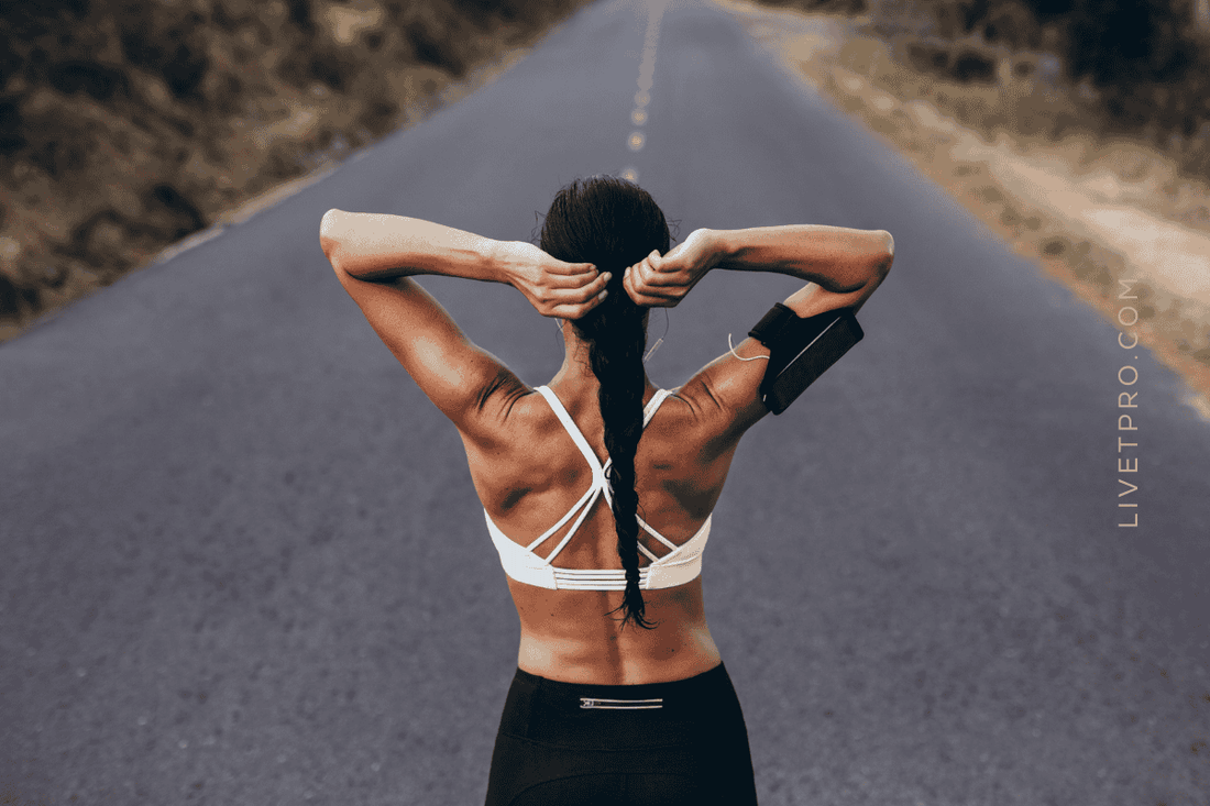 Atleta preparándose para correr, representando recuperación muscular y salud articular en el deporte.