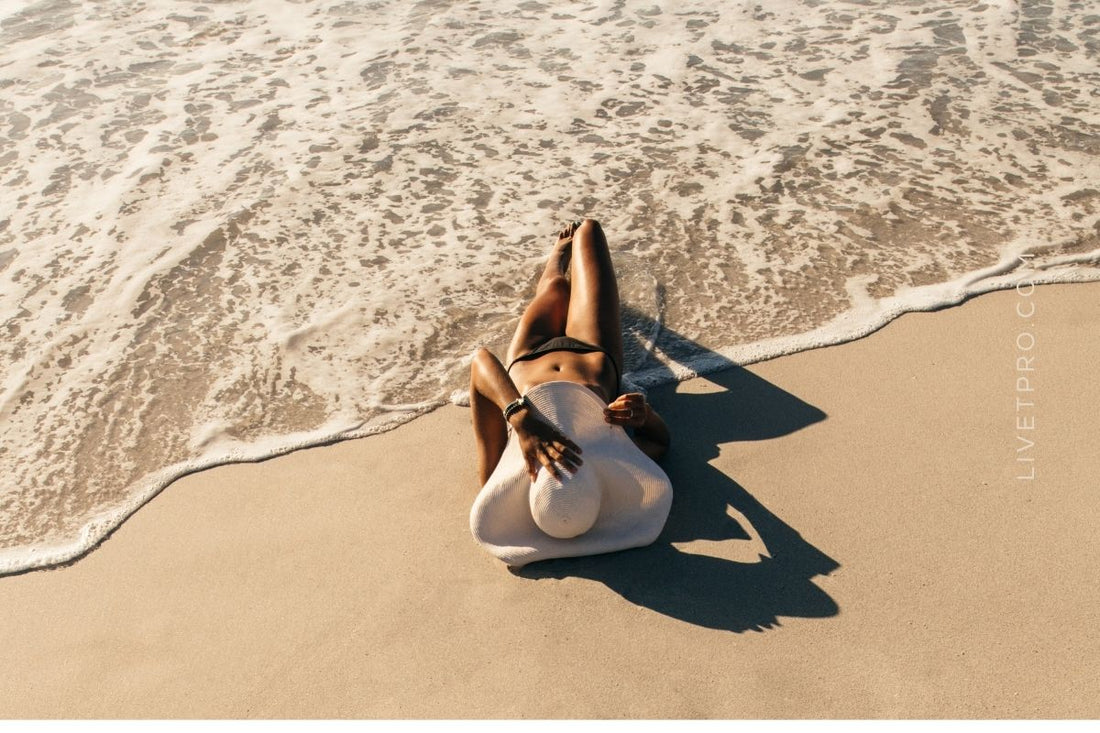 Persona relajándose en la playa bajo el sol, ejemplo de exposición solar y cuidado de la piel con apoyo de colágeno hidrolizado