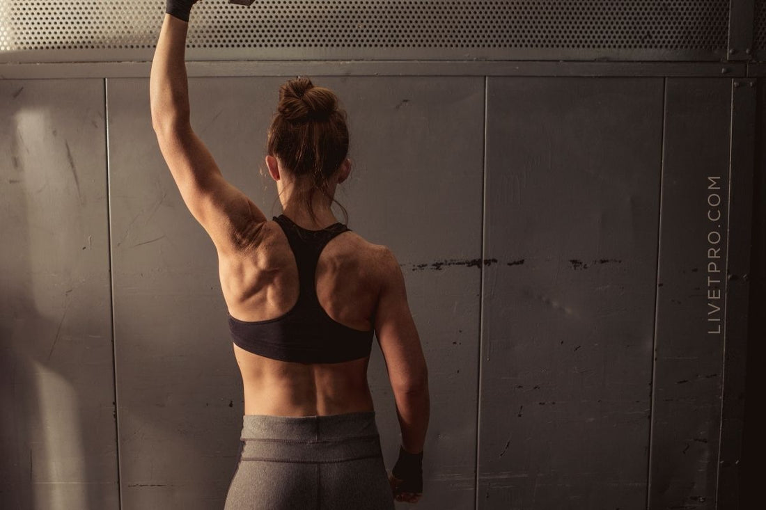 Persona entrenando en gimnasio, relacionado con recuperación muscular y uso de colágeno hidrolizado y proteína de suero